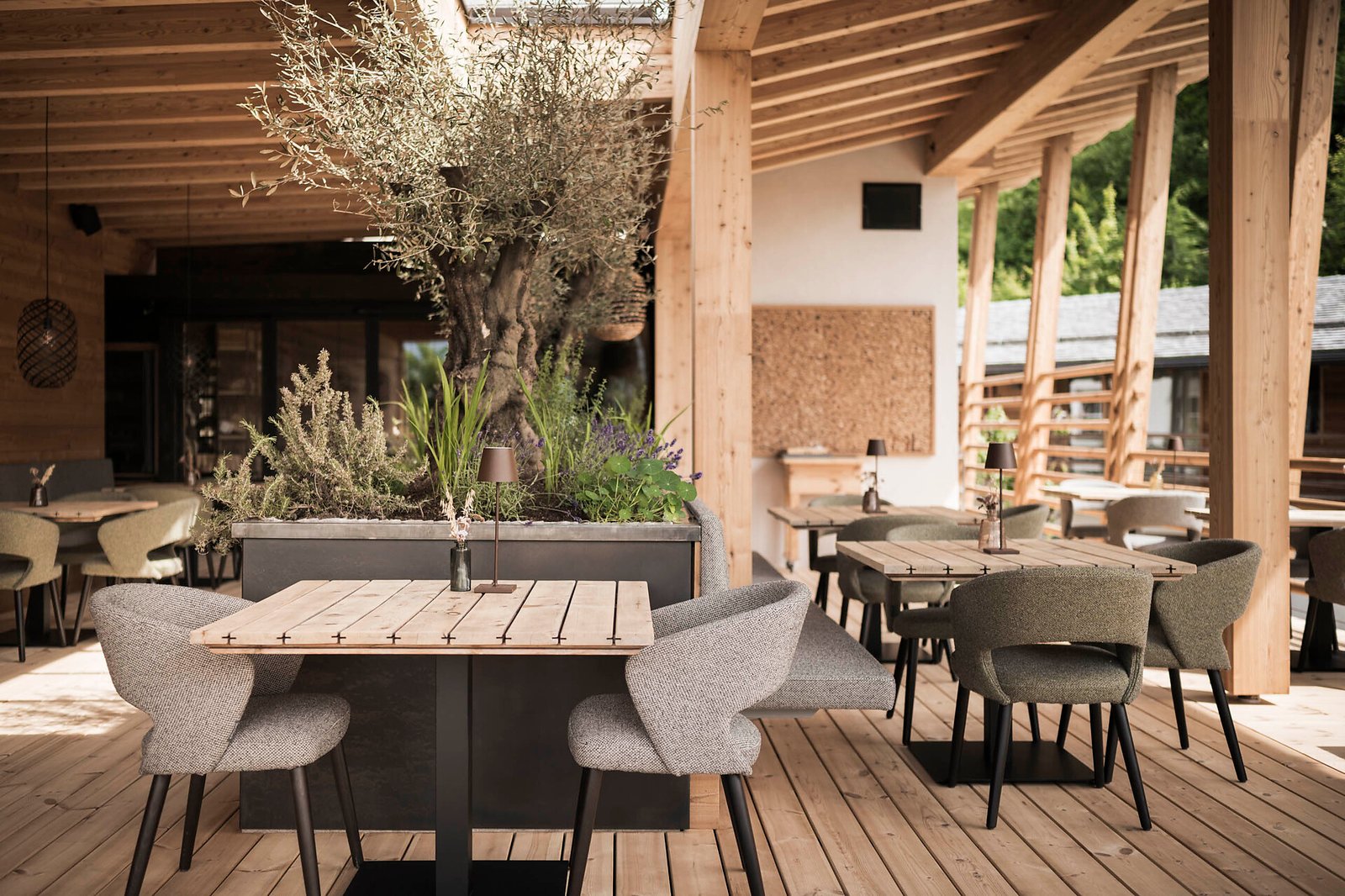 Presulis Slow Hideaway, at the table