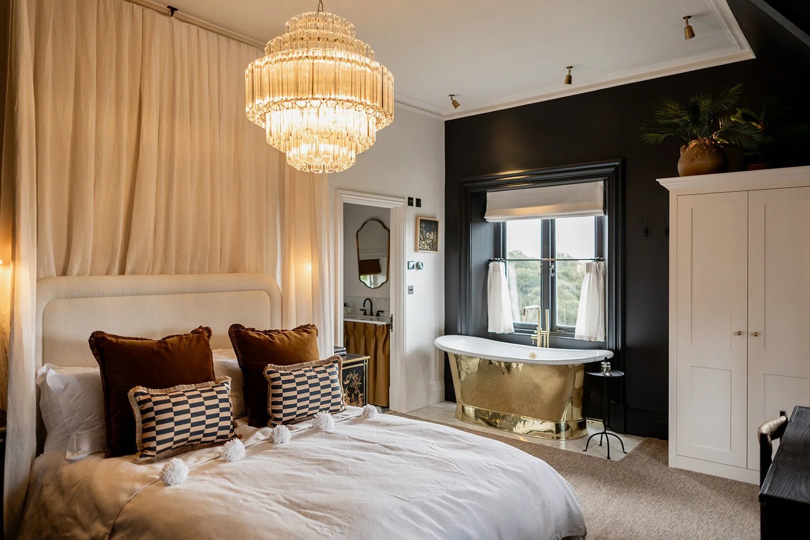 The Beacon, rooms