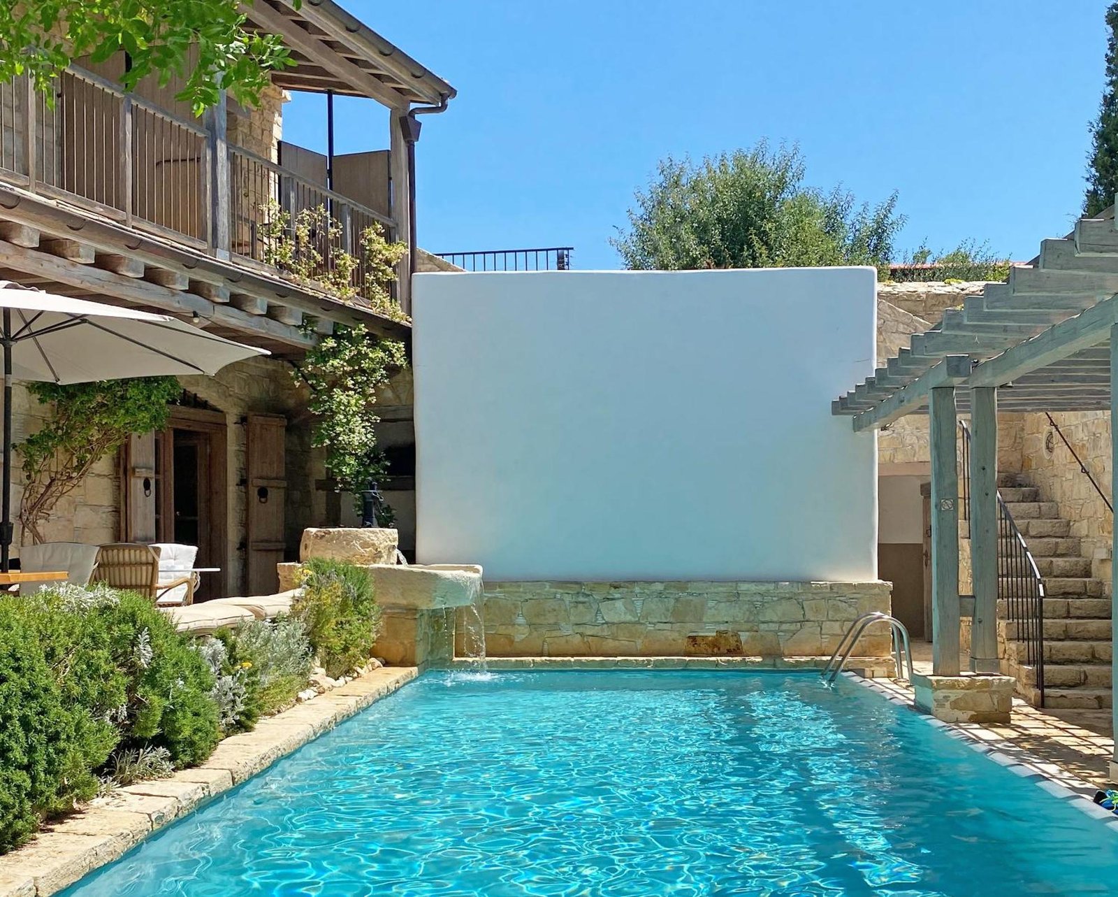 Apokryfo Hotel, the pool