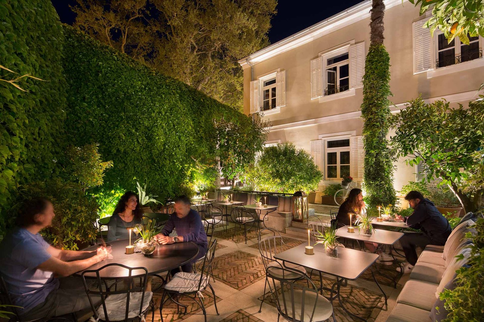 Almayer Art & Heritage Hotel, corte restaurant & lounge bar