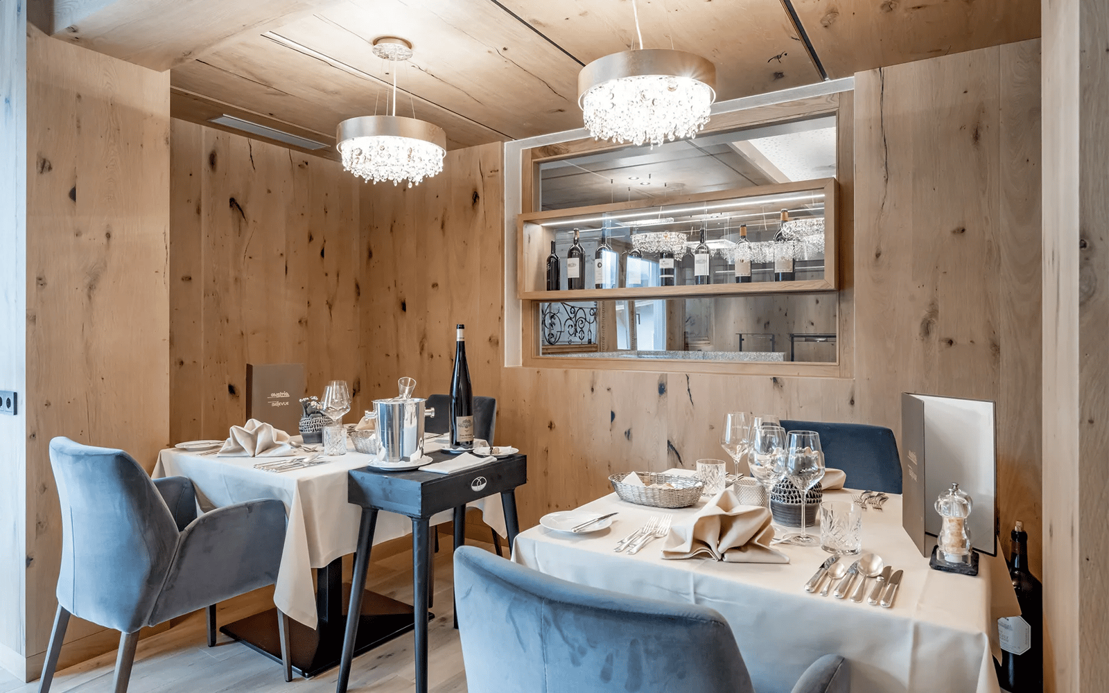 Hotel Bellevue, at the table