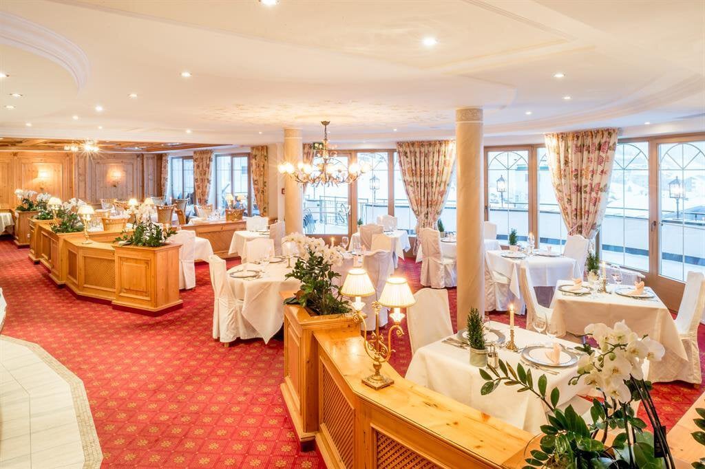Hotel Bellevue, at the table