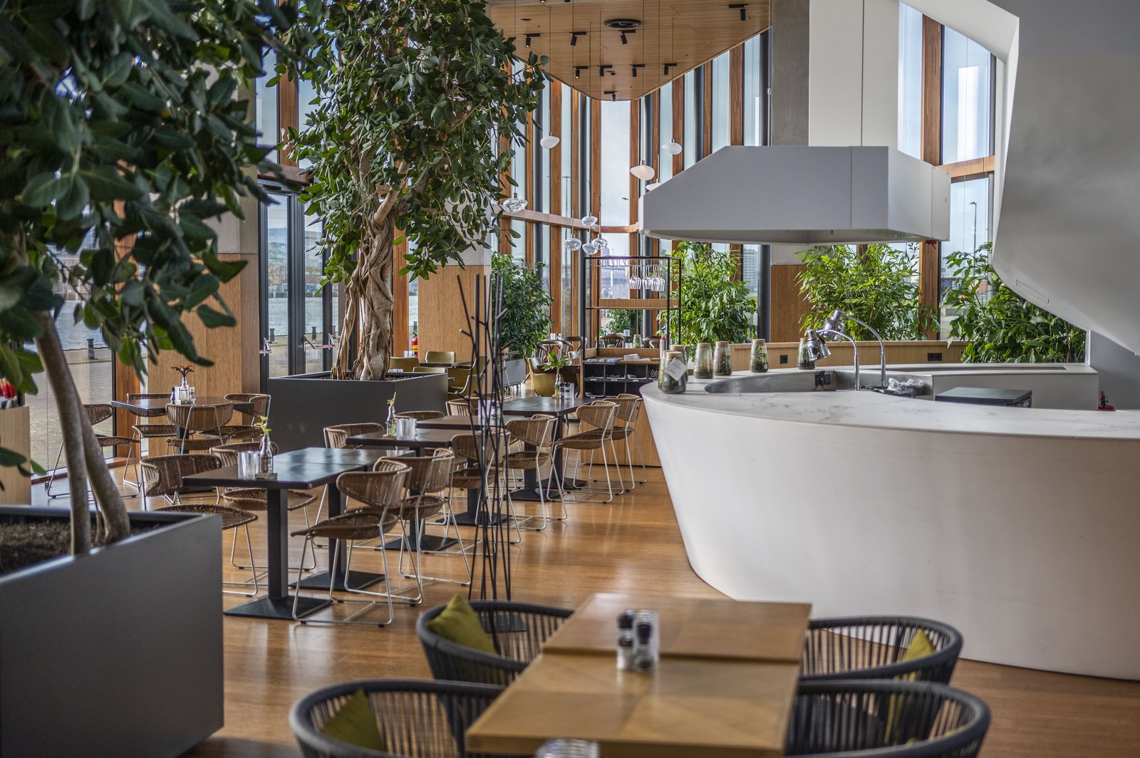 Hotel Jakarta — eat & drink