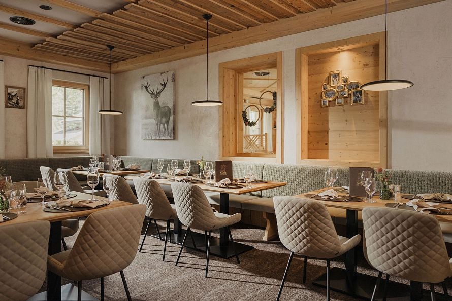 Kaiserlodge, at the table