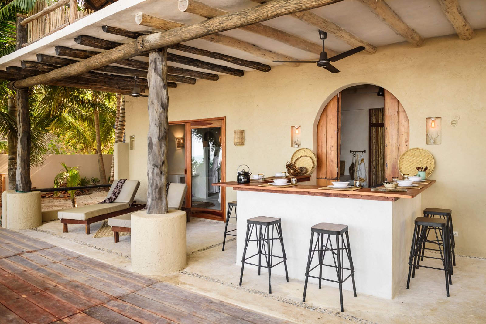Casa Cat Ba, casa cat bar & deck