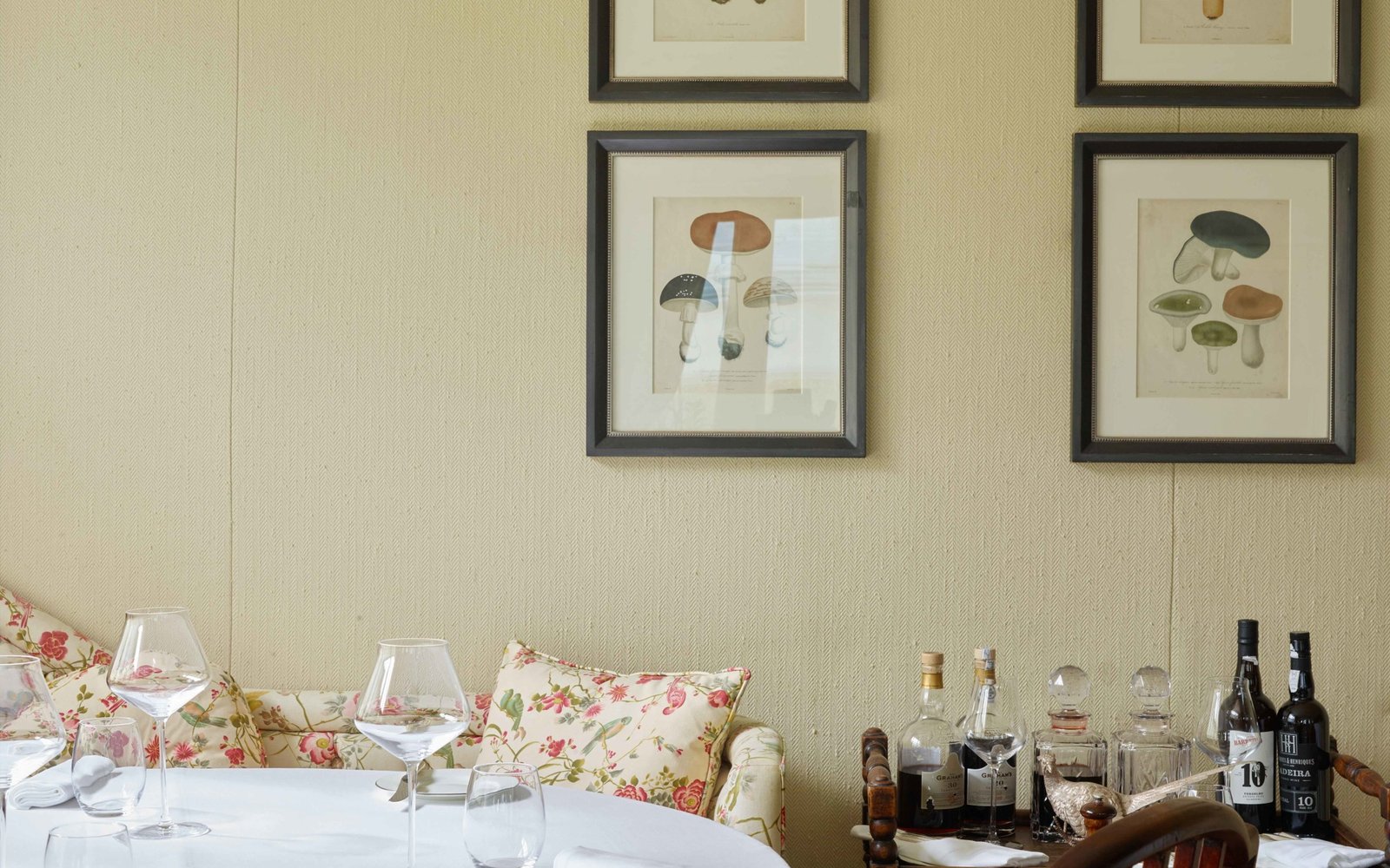 Summer Lodge Country House Hotel & Restaurant, the restaurant