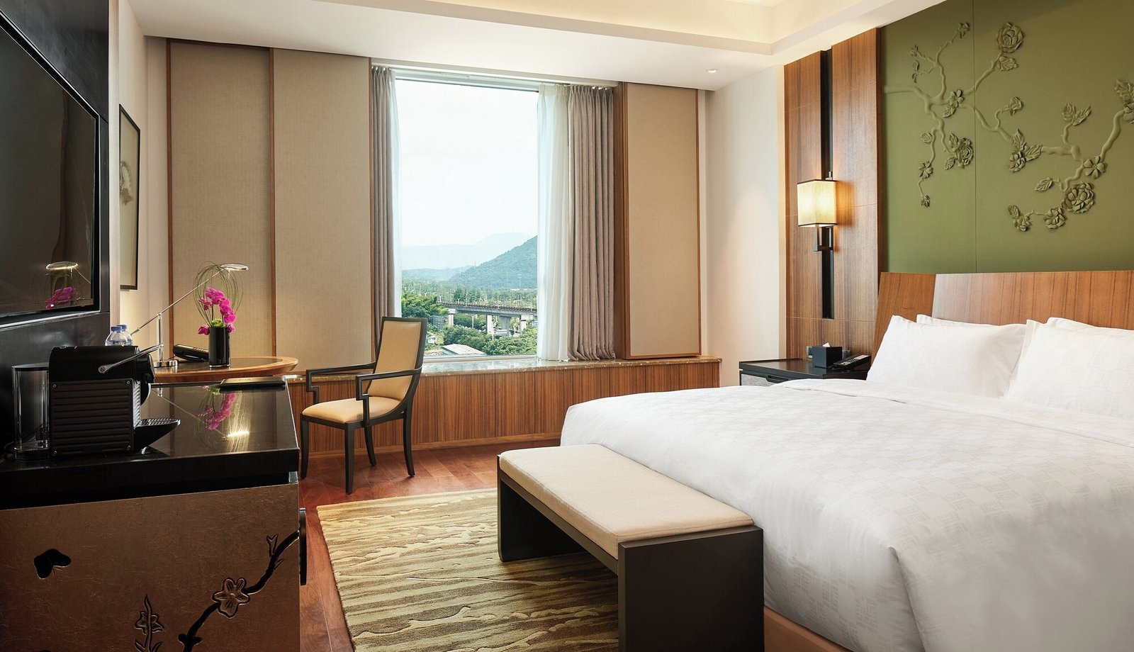 HUALUXE Hotels and Resorts Ningbo Harbor City