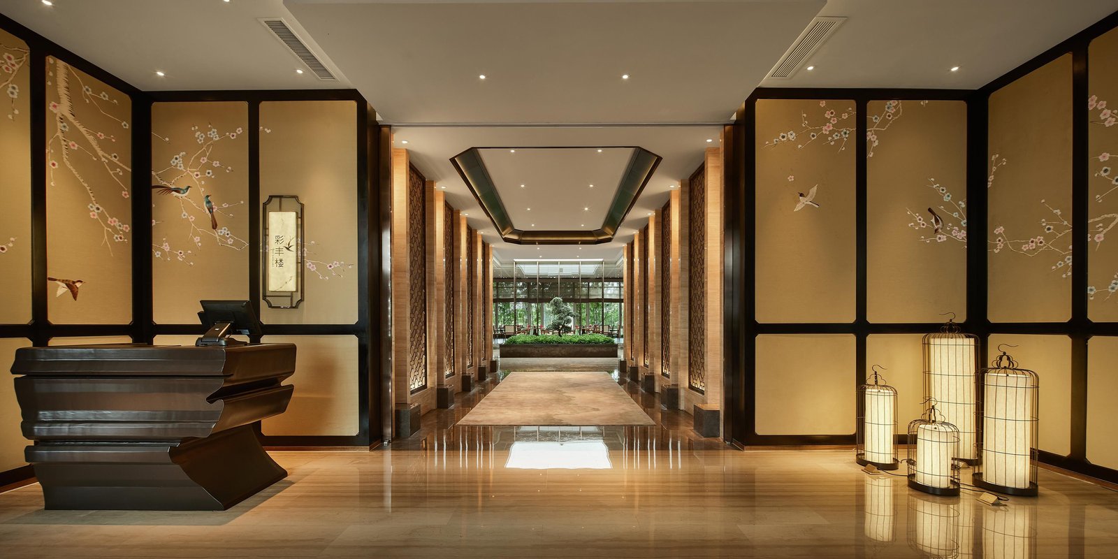HUALUXE Hotels and Resorts Ningbo Harbor City, at the table