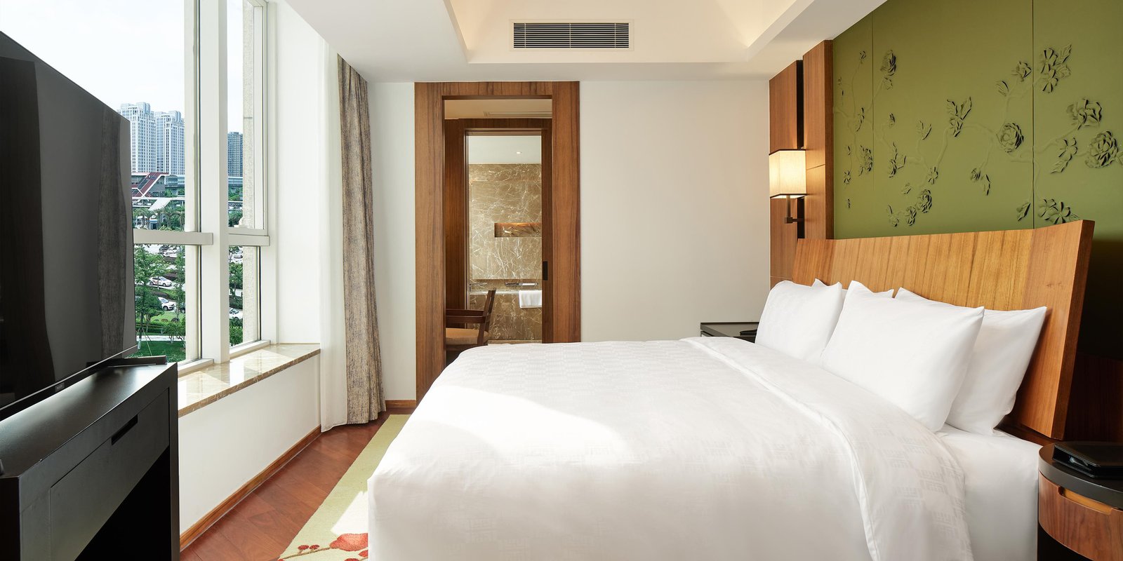 HUALUXE Hotels and Resorts Ningbo Harbor City