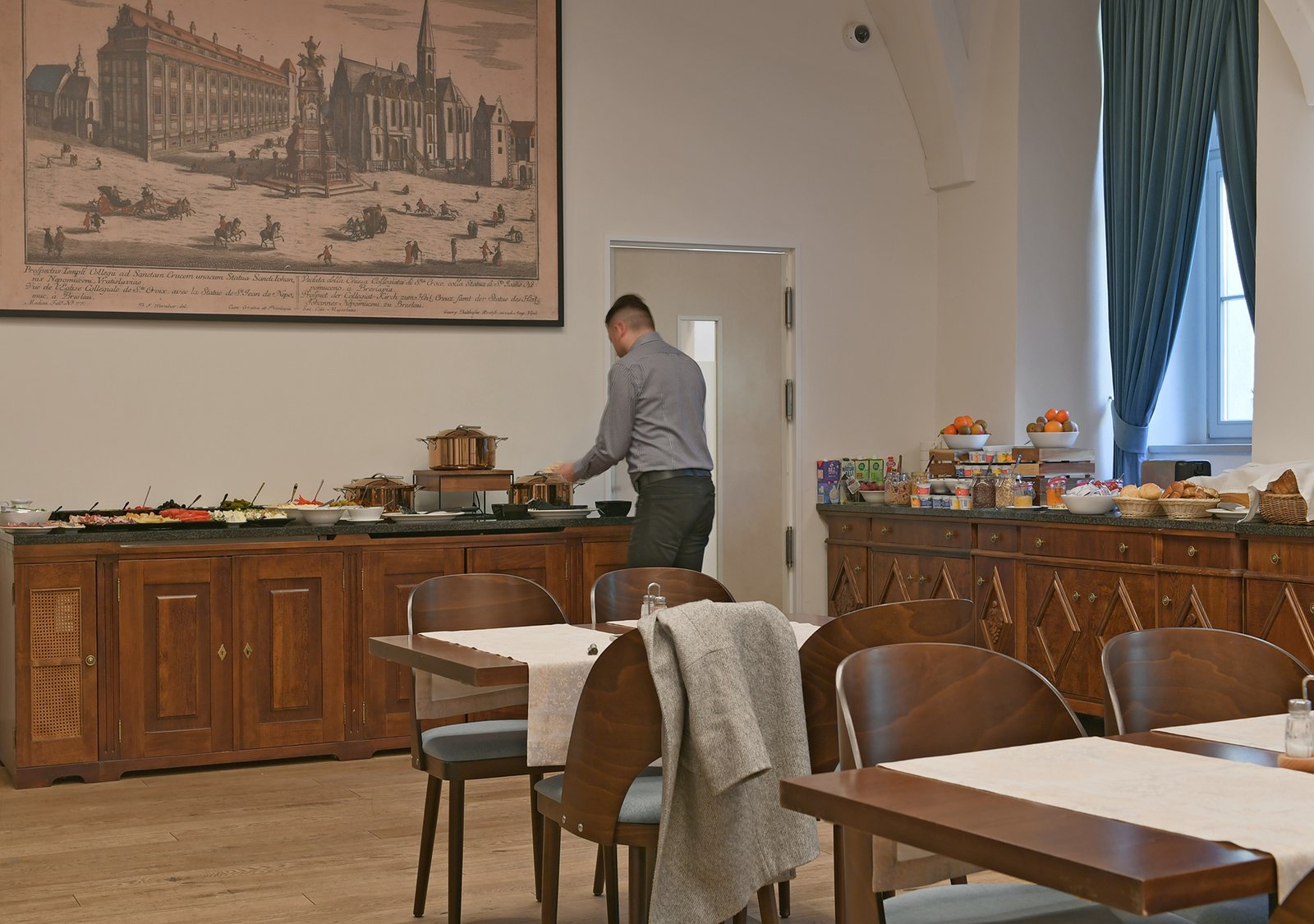 Herbal Hotel, at the table