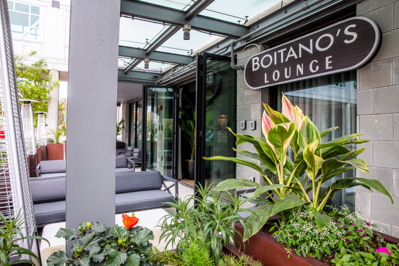 The Kindler Hotel, boitano's lounge