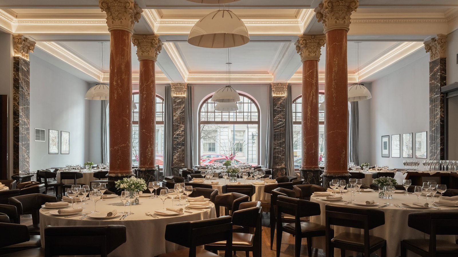 Hotel Monopol, at the table