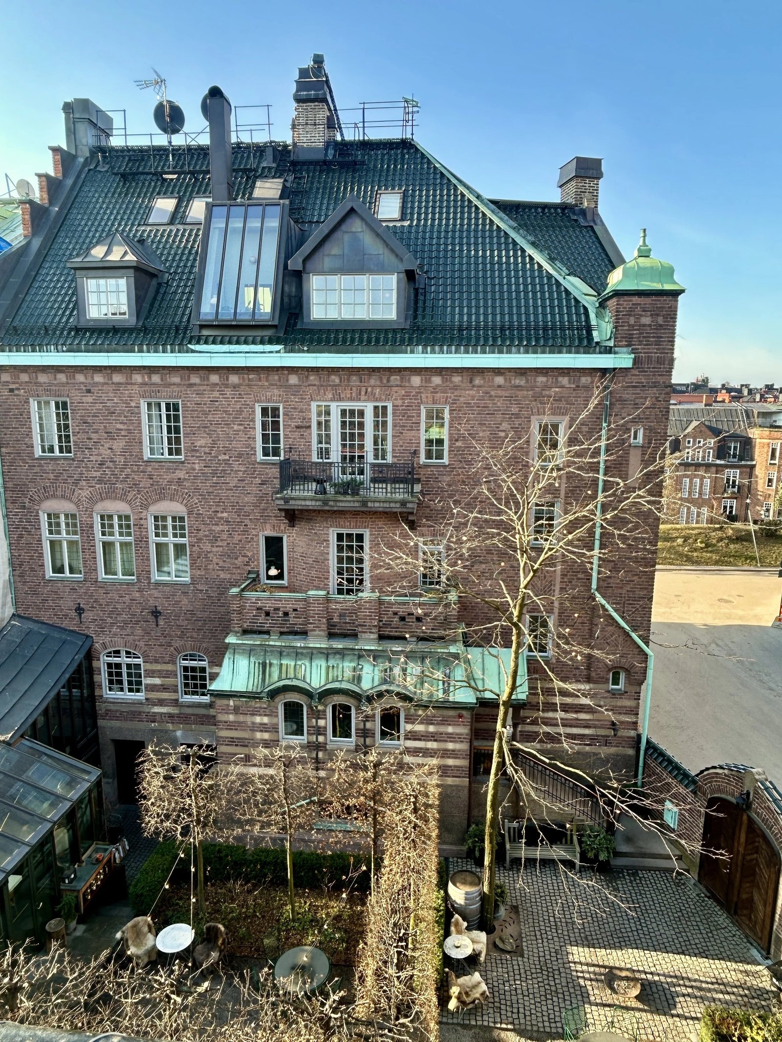 Ett Hem — backstory