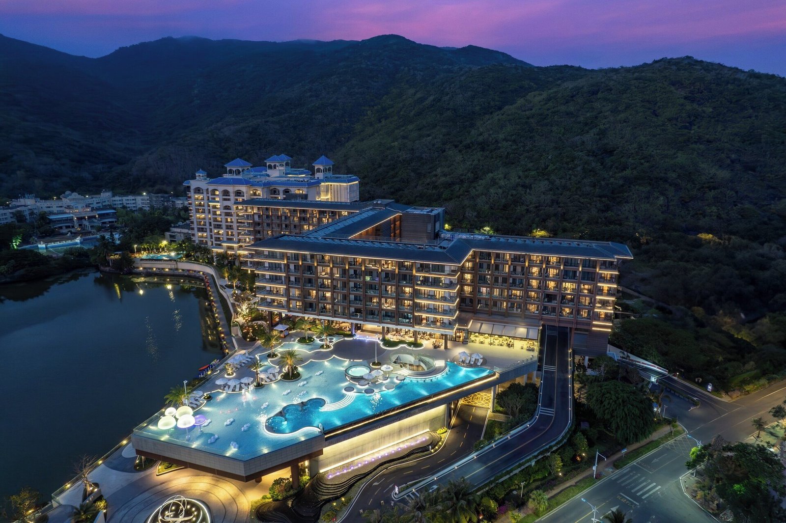 Hualuxe Sanya Yalong Bay Resort, an IHG Hotel, the pool