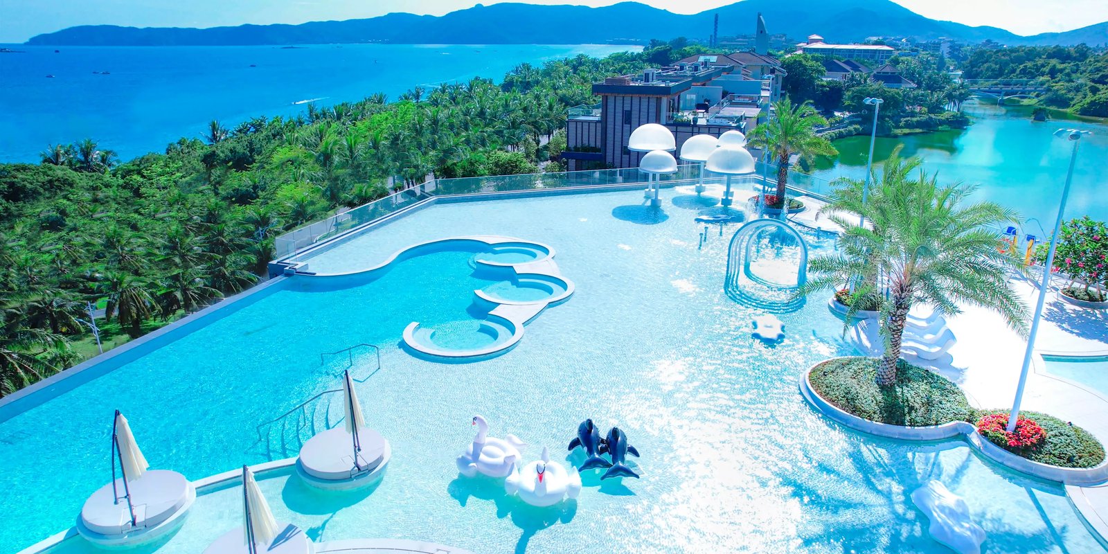 Hualuxe Sanya Yalong Bay Resort, an IHG Hotel, the pool