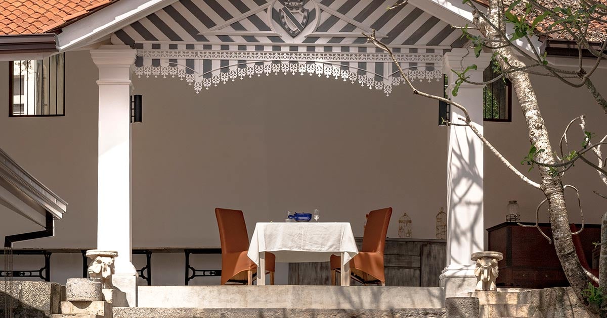 La Maison de Colombo, at the table
