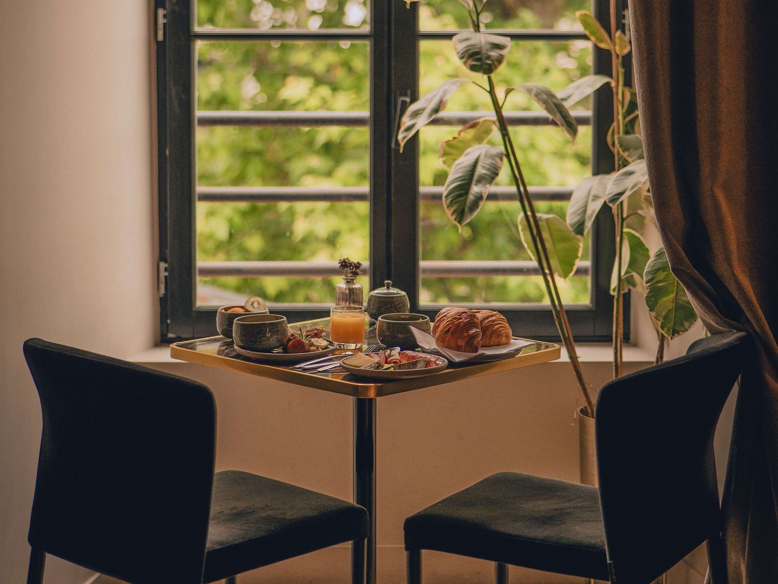 Hôtel Fort St Laurent Lyon - Handwritten Collection, at the table