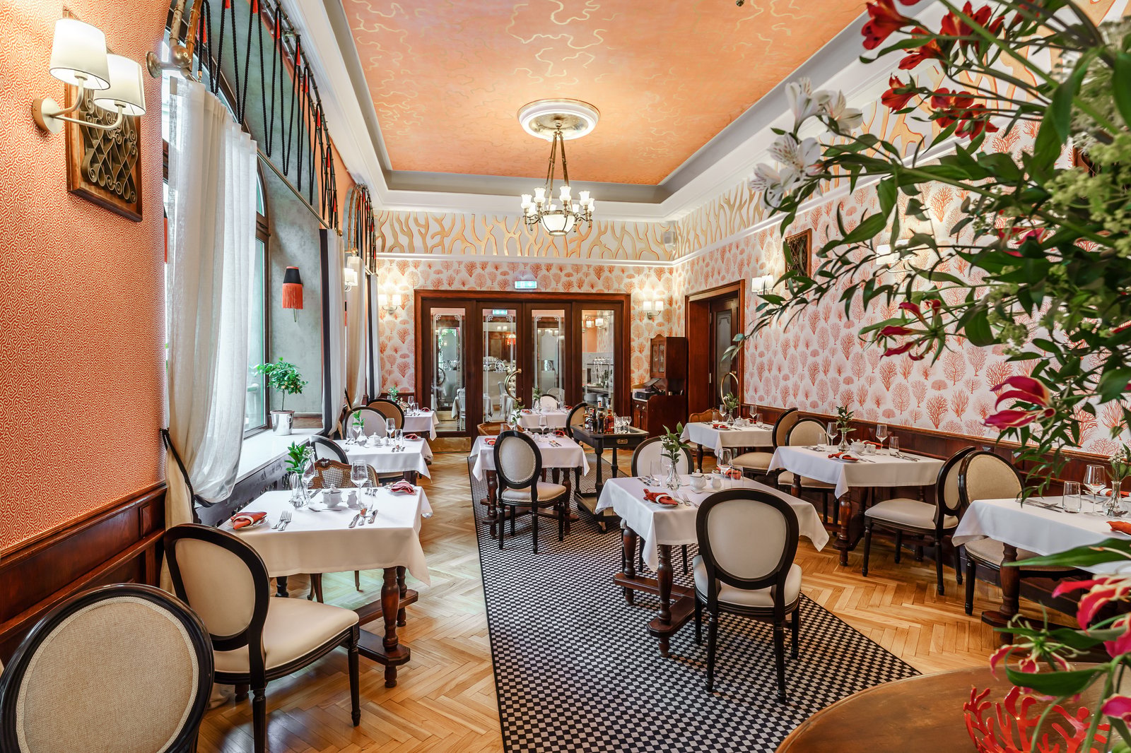 Hotel Francuski, at the table