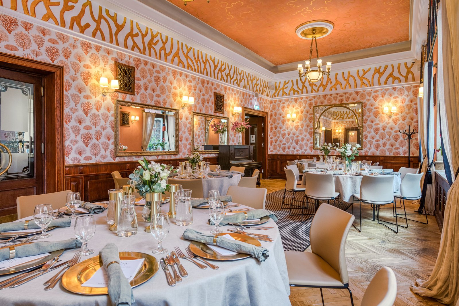 Hotel Francuski, at the table