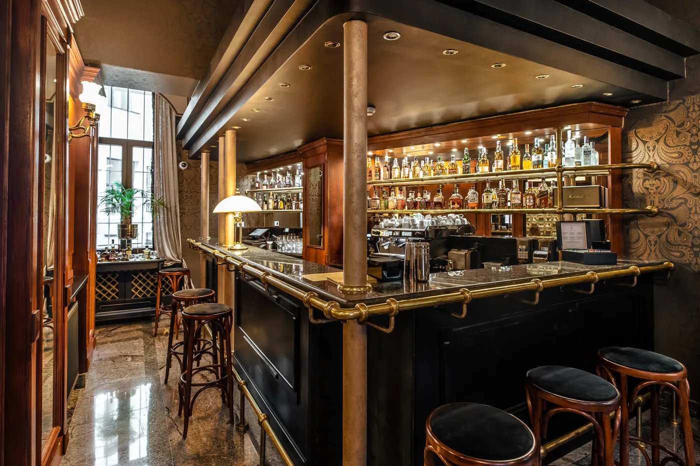 Hotel Francuski, at the table