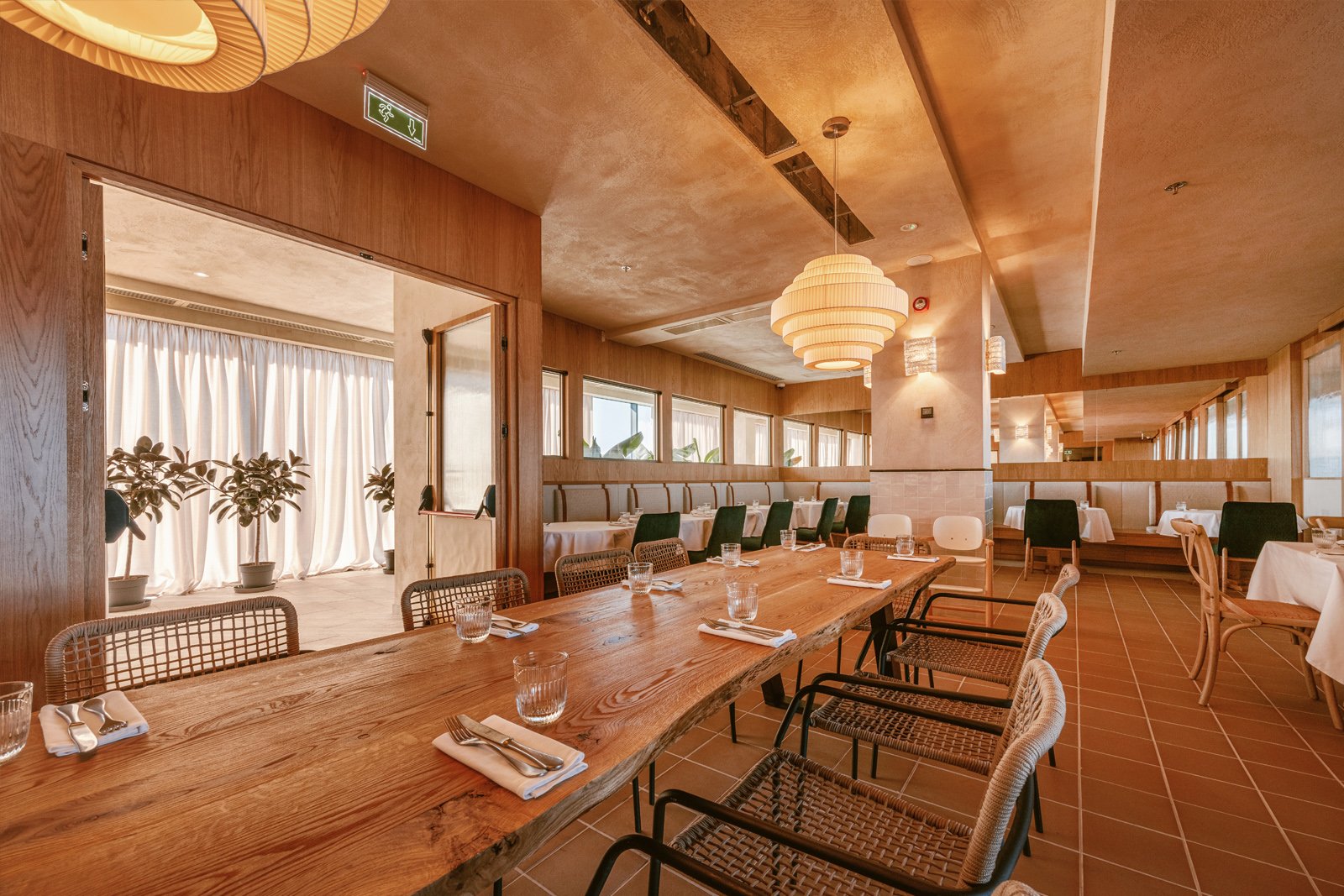Bodbe Hotel, at the table