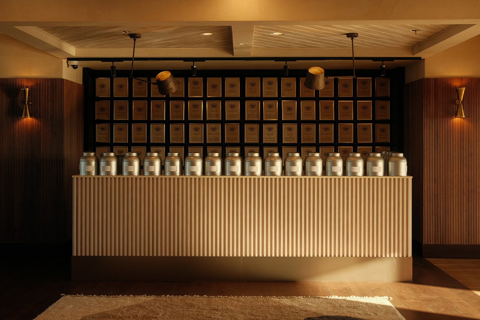 Bodbe Hotel, at the table