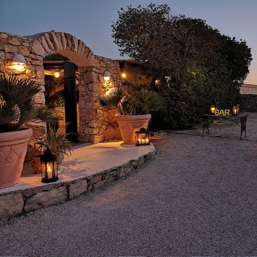 Hotel i Dammusi di Borgo Cala Creta, at the table