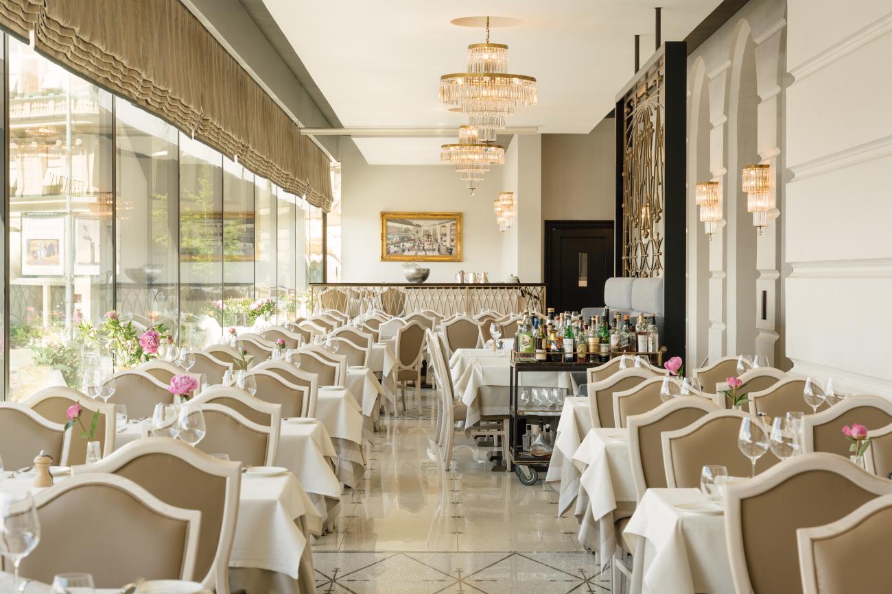 Grand Hôtel, at the table