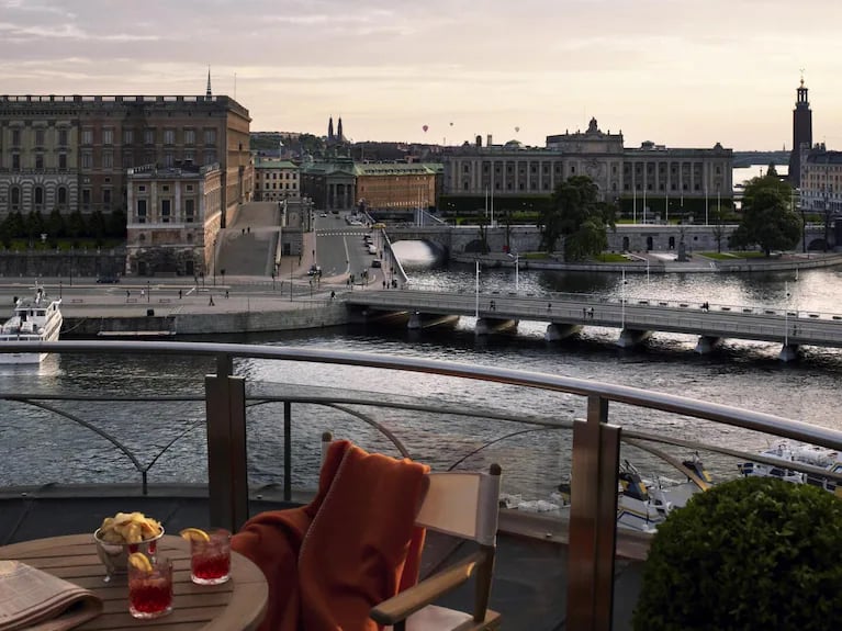 Grand Hôtel — backstory