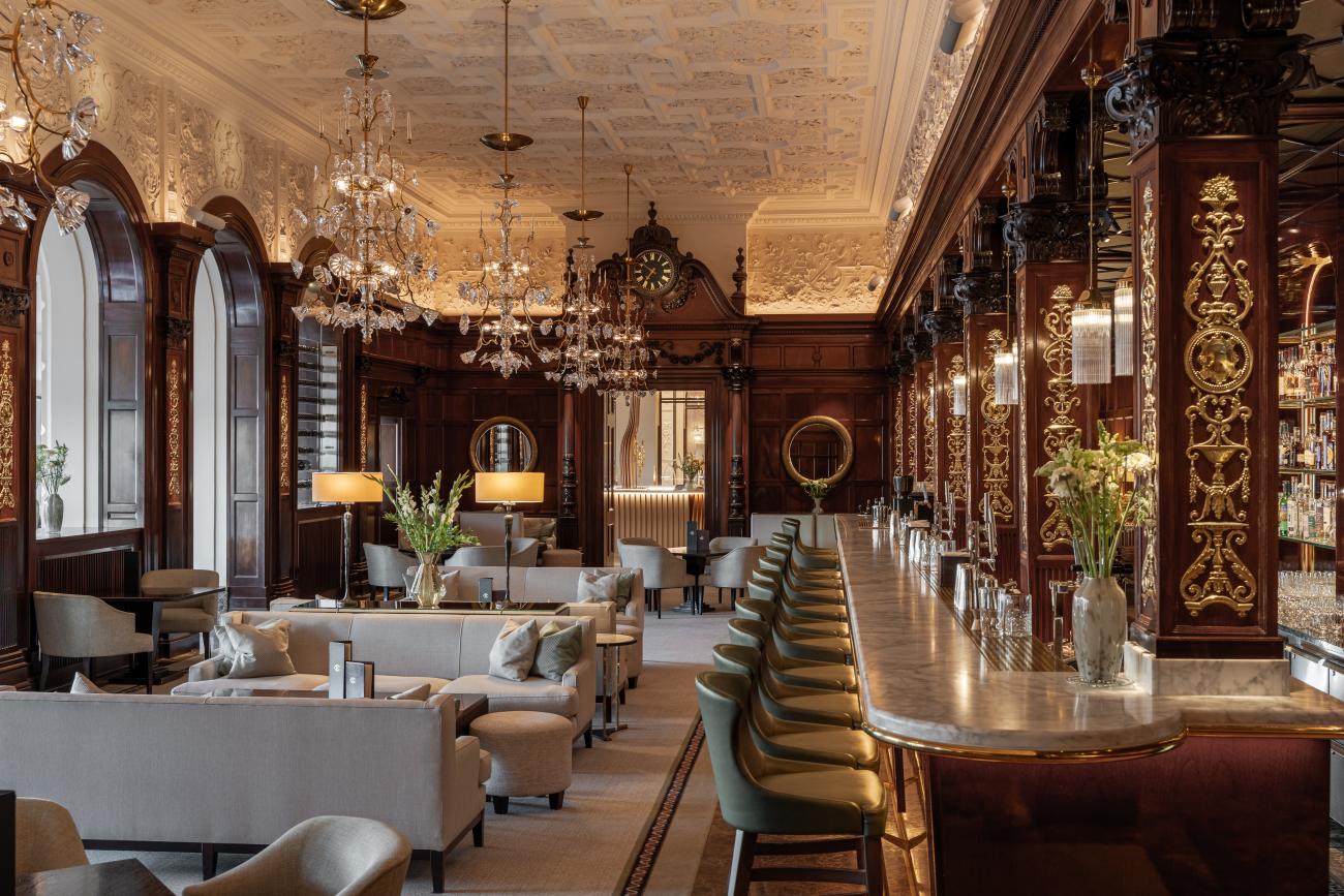 Grand Hôtel, at the table
