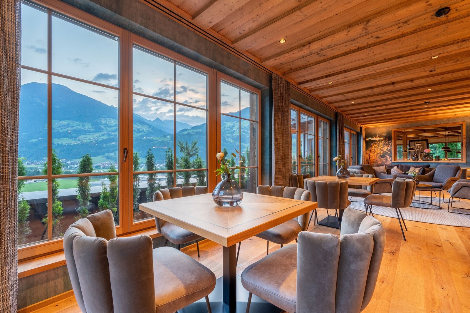 Das Kaltenbach - Apart Hotel, at the table