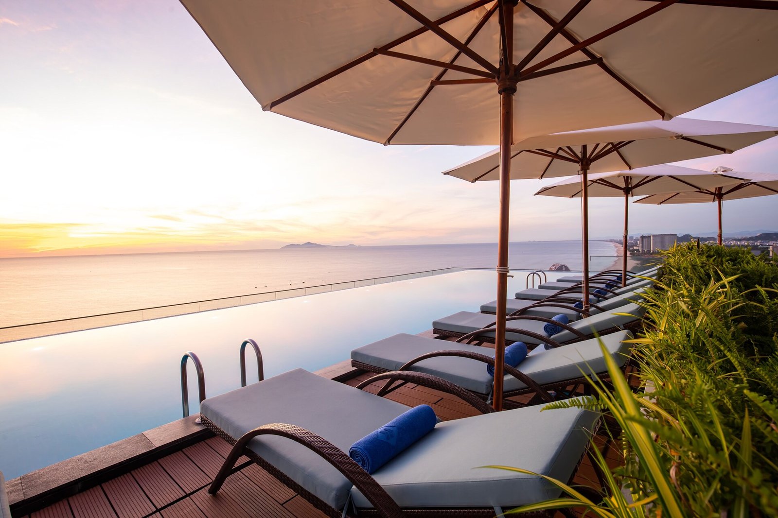 TMS Hotel Da Nang Beach, the pool