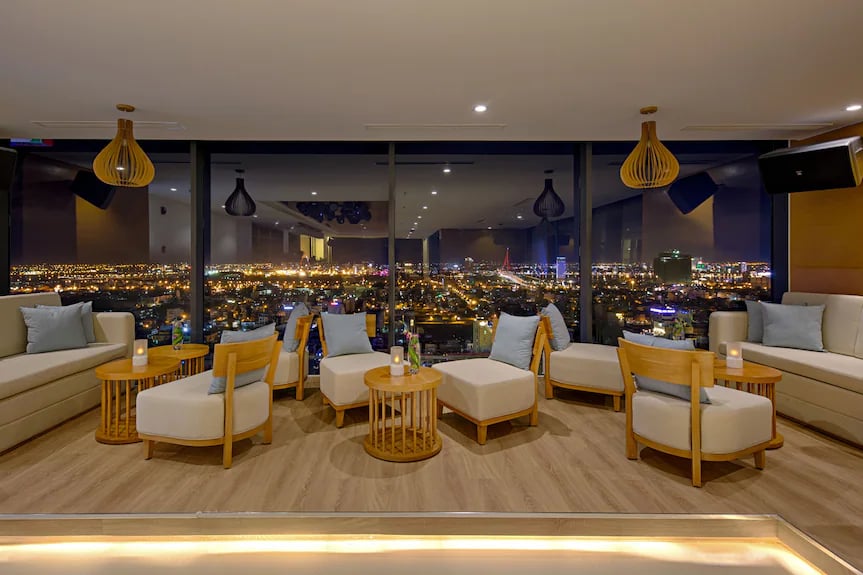 TMS Hotel Da Nang Beach — eat & drink