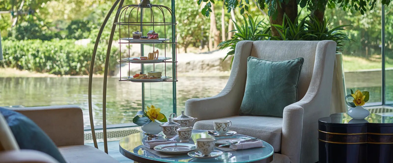 Shangri-La Hotel, Tianjin, at the table