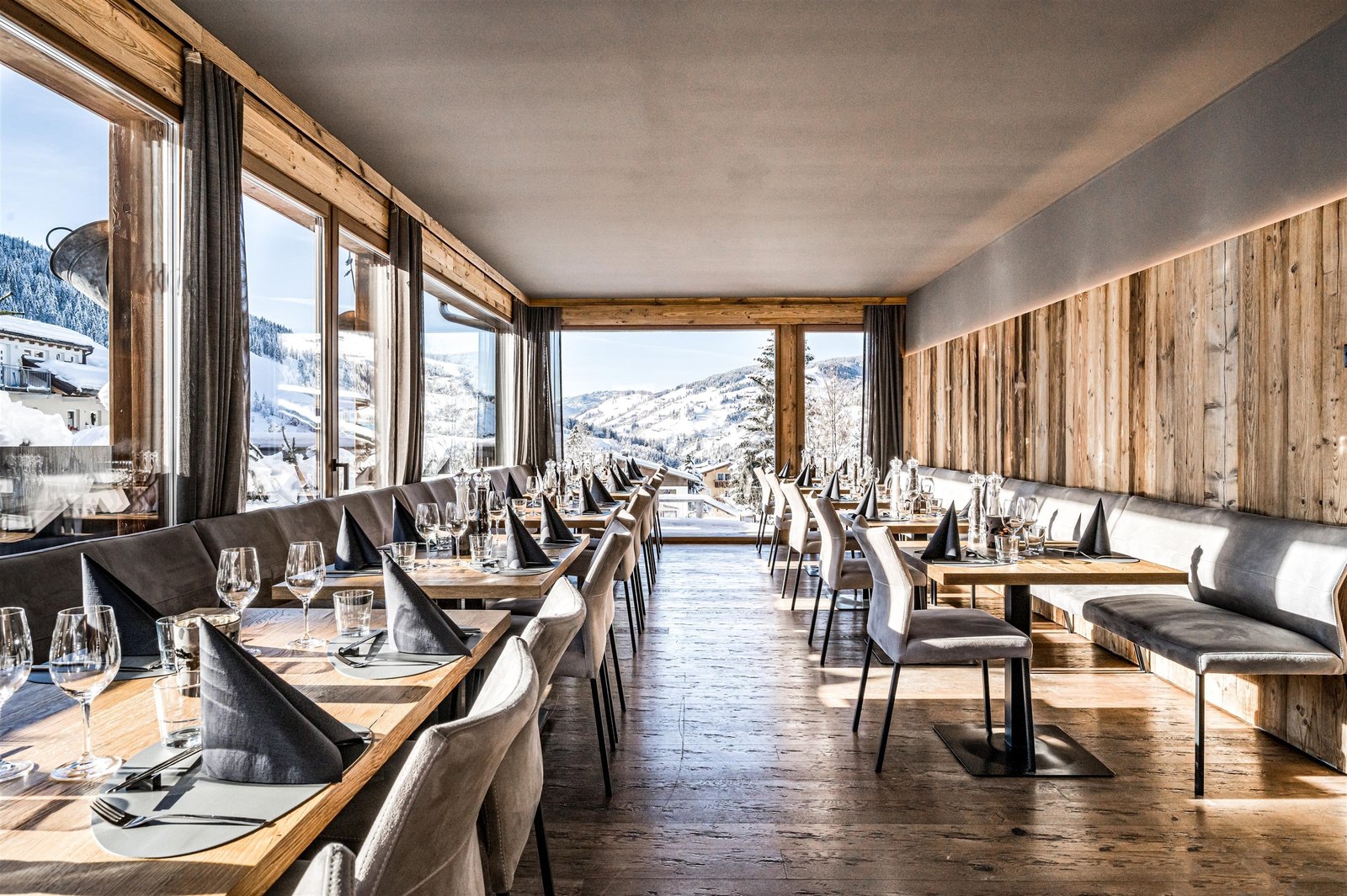 ALMMONTE PRÄCLARUM SUITES, at the table