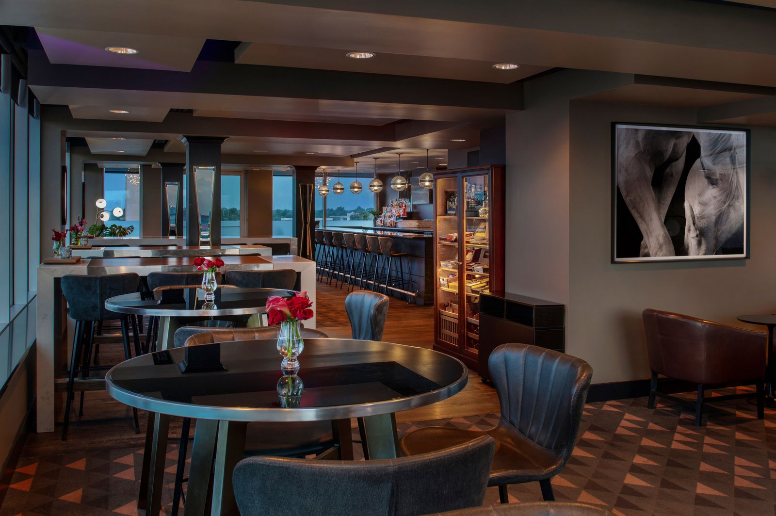 Ambassador Hotel Oklahoma City, Autograph Collection, o bar