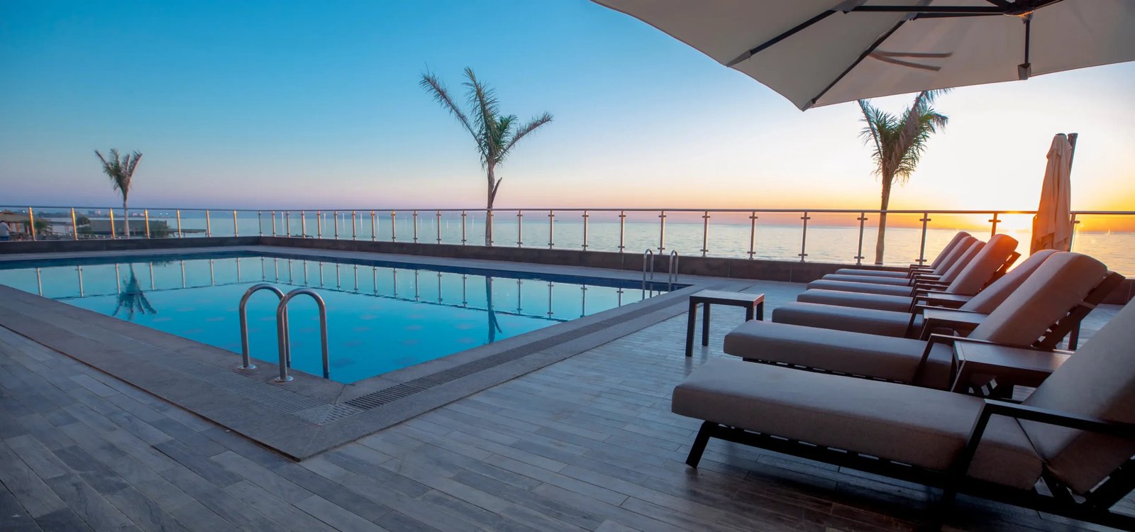 Waves Hotel, the pool