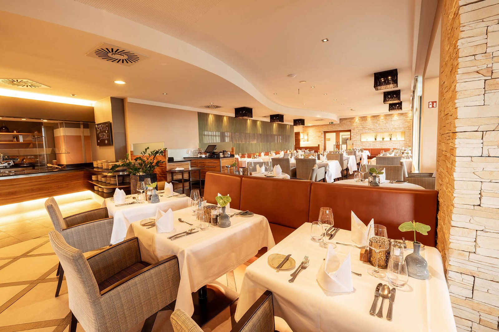Hotel Reiters Supreme, at the table