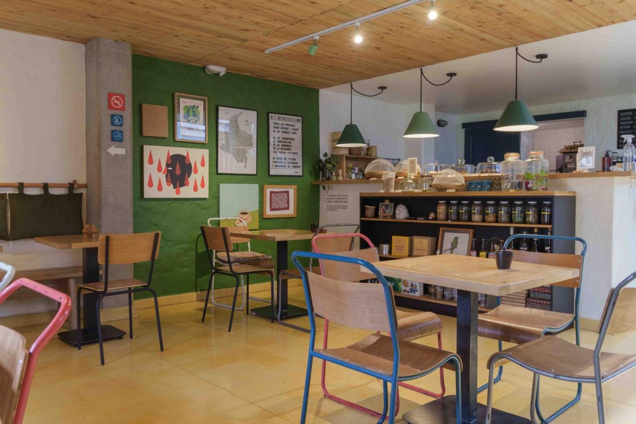 Hotel Plantación, at the table