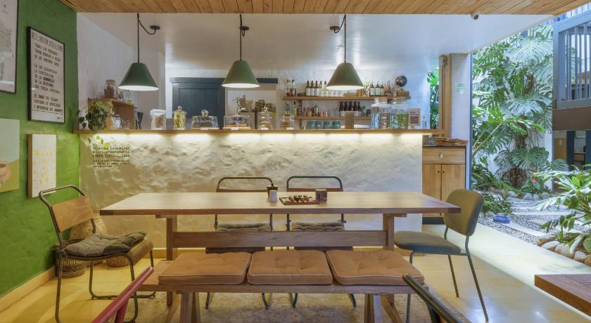 Hotel Plantación, at the table