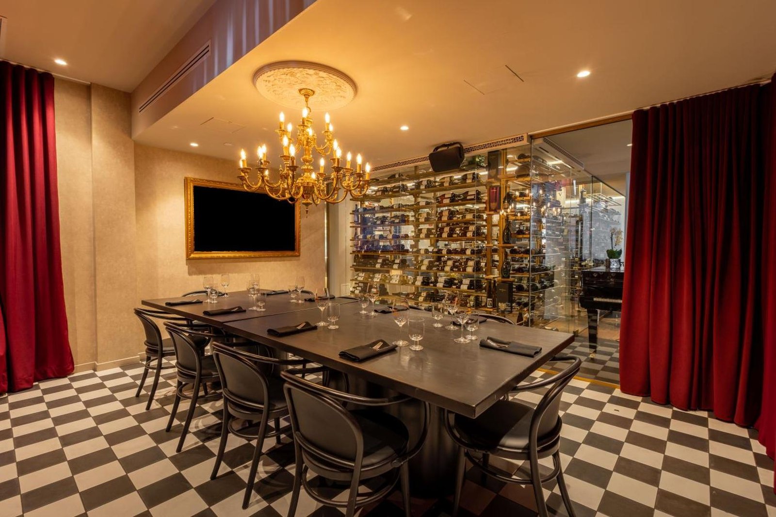 Hôtel Maurice, at the table