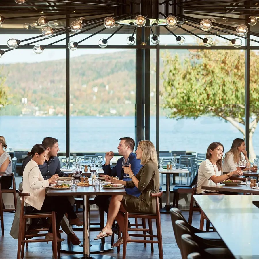 Entourage sur-le-Lac, at the table
