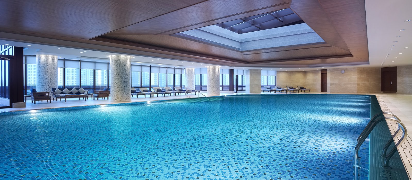 Shangri-La Hotel, the pool
