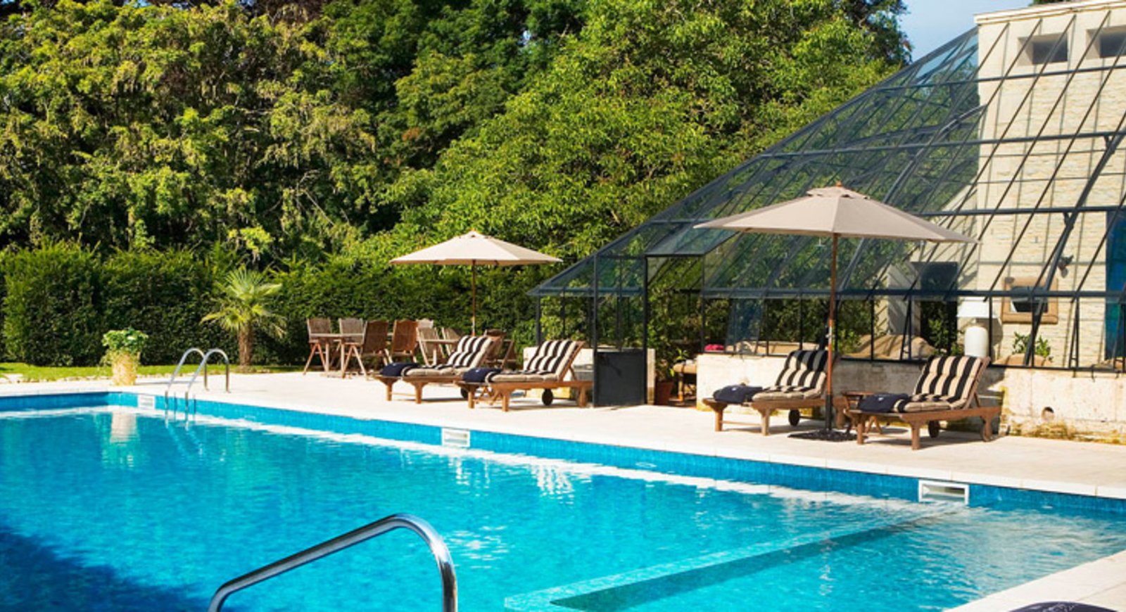 Château La Chenevière, the pool