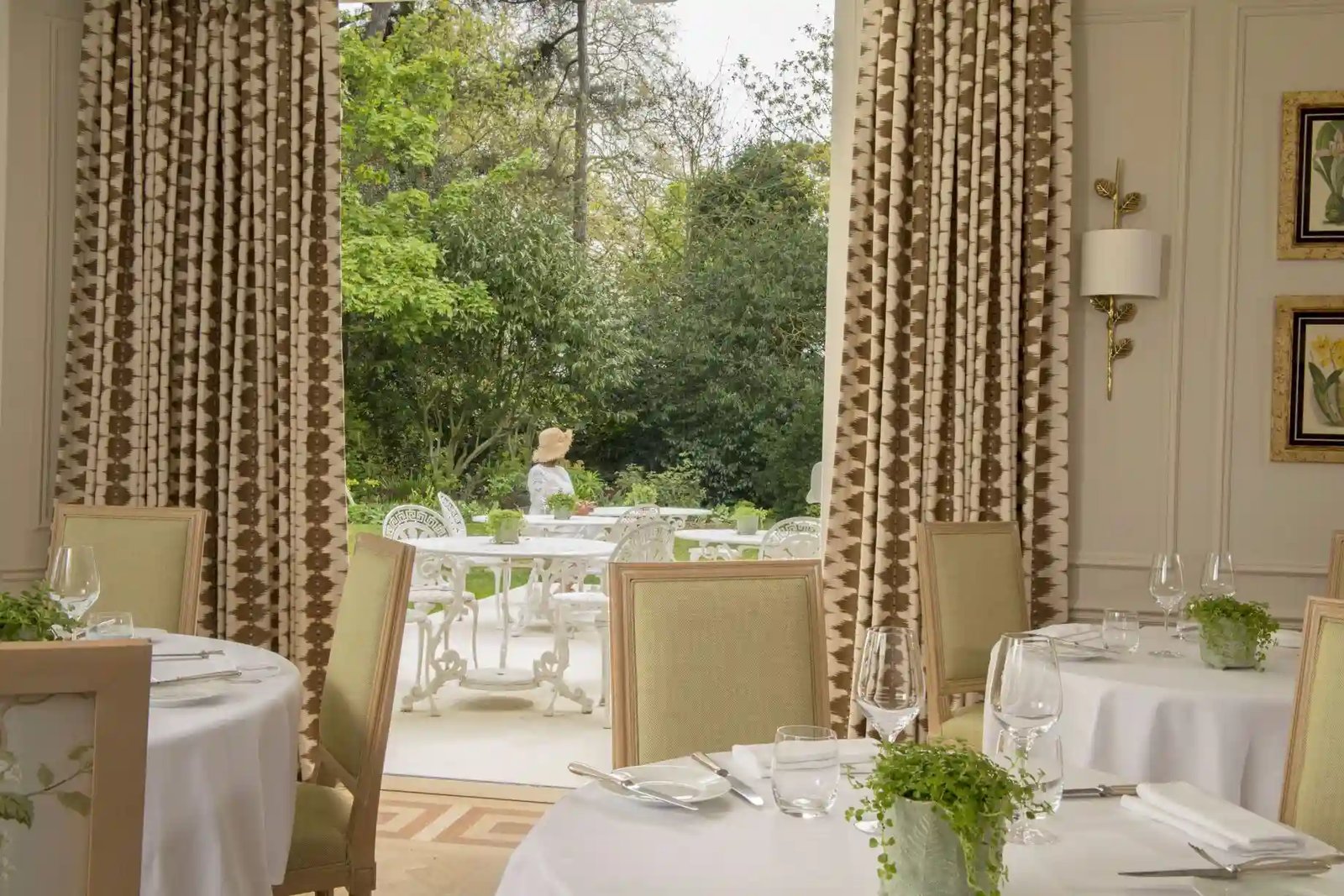 Château La Chenevière, at the table