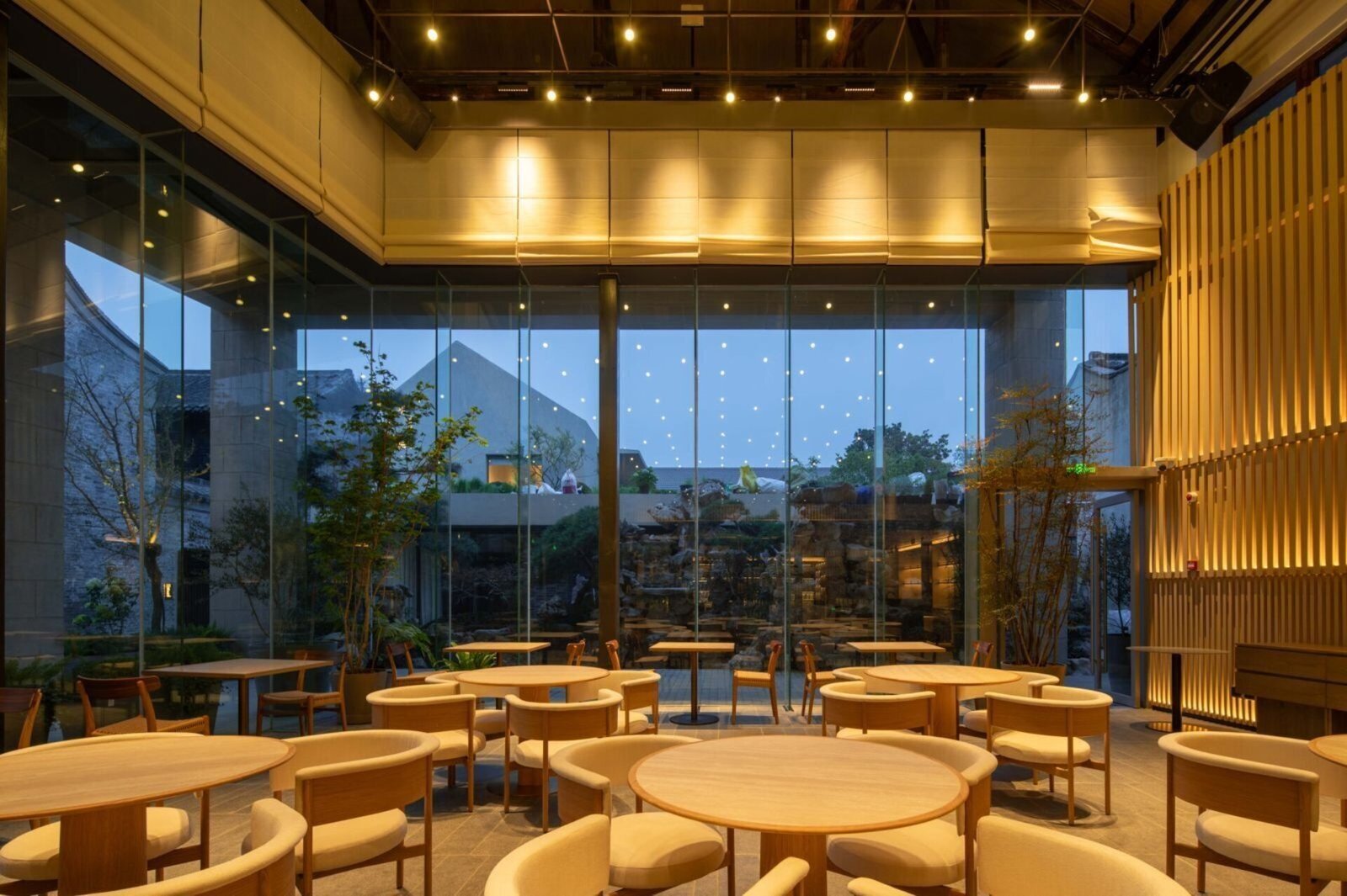 Yangzhou Guangling Youxiong Hotel, at the table
