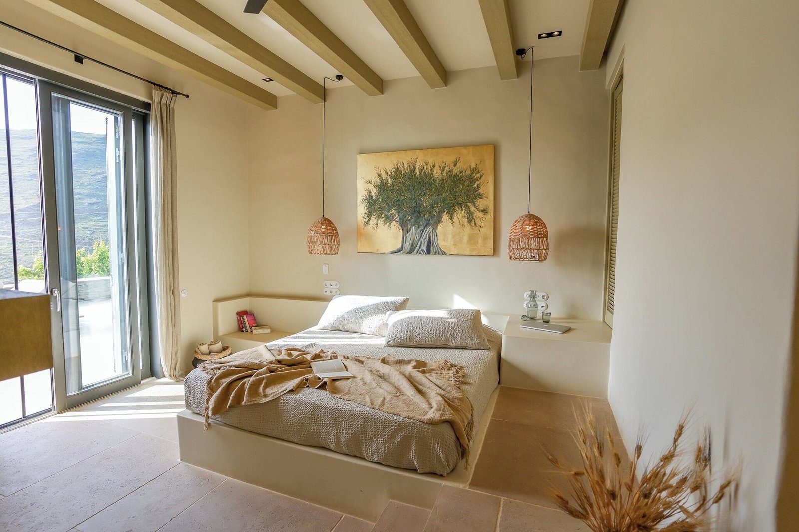 Onar Andros, rooms