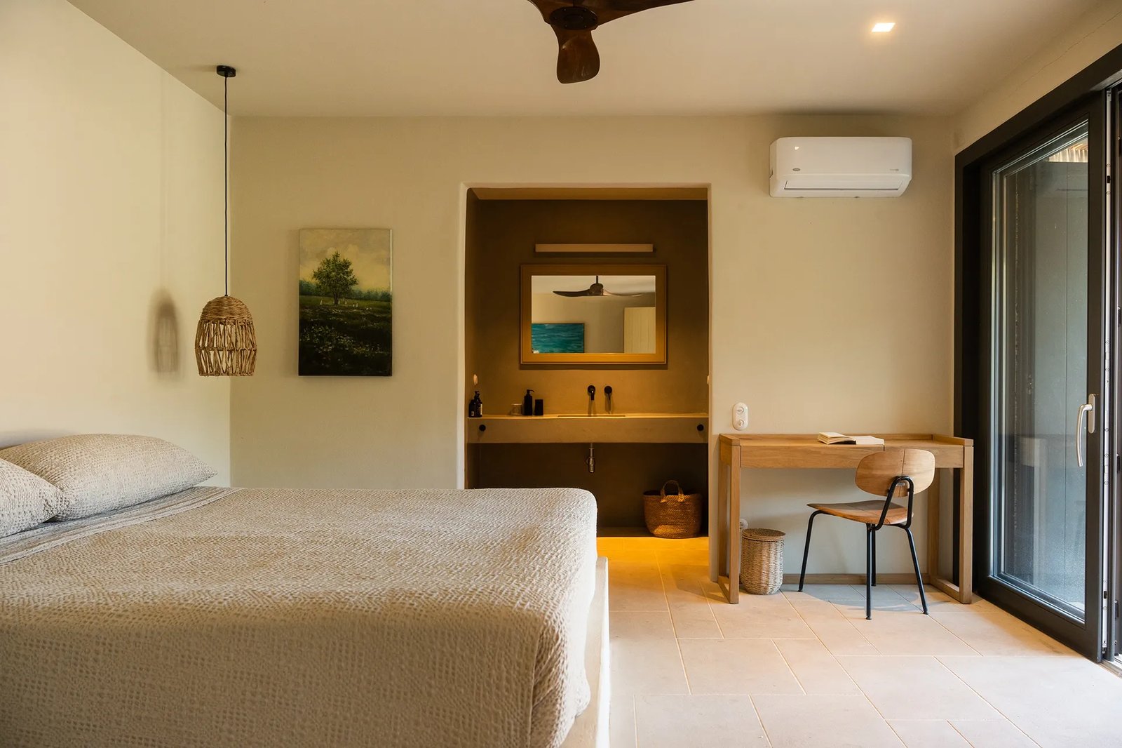 Onar Andros, rooms
