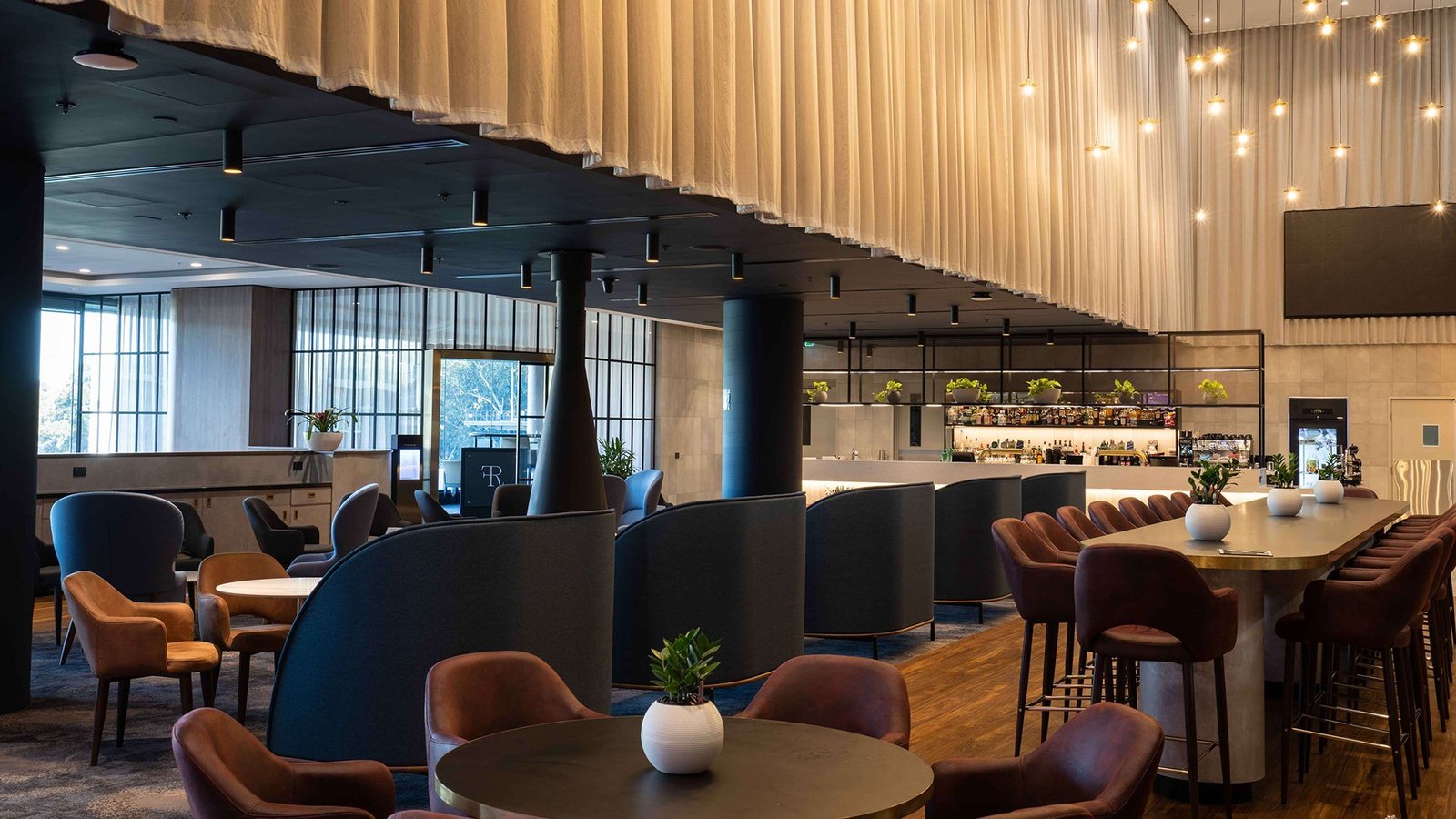 Oval Hotel, at the table