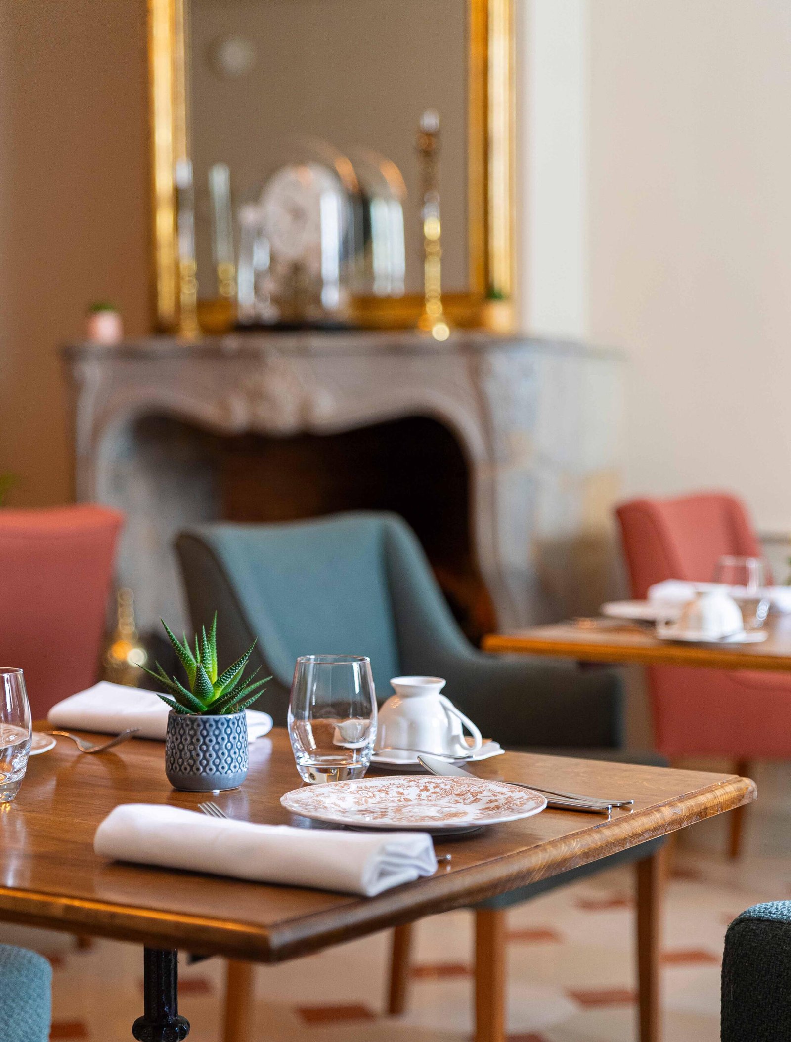 Hotel De La Poste D'avallon, at the table